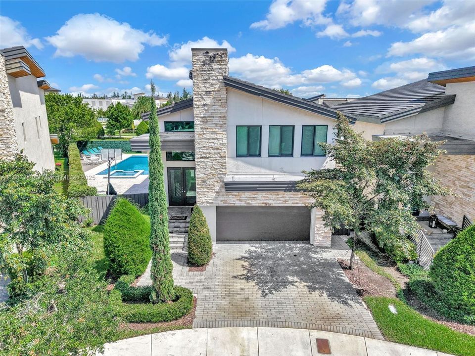 Под контрактом: $1,490,000 (4 спален, 3 ванн, 2920 Квадратных фут)