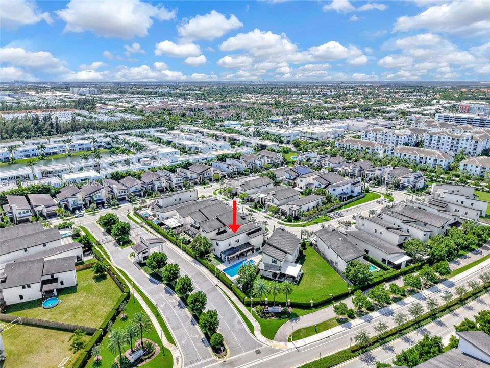 Под контрактом: $1,490,000 (4 спален, 3 ванн, 2920 Квадратных фут)