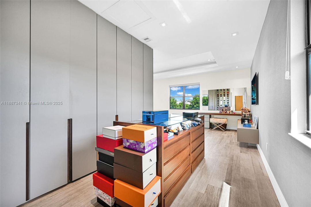 Под контрактом: $1,490,000 (4 спален, 3 ванн, 2920 Квадратных фут)