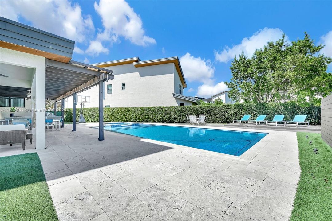 Под контрактом: $1,490,000 (4 спален, 3 ванн, 2920 Квадратных фут)