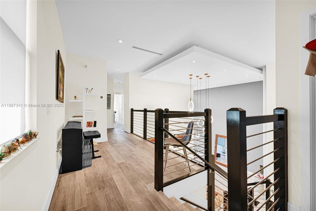 Под контрактом: $1,490,000 (4 спален, 3 ванн, 2920 Квадратных фут)