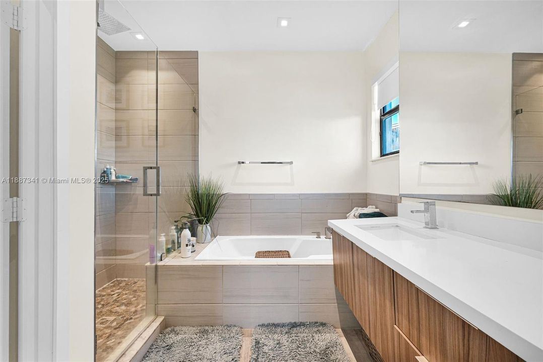 Под контрактом: $1,490,000 (4 спален, 3 ванн, 2920 Квадратных фут)