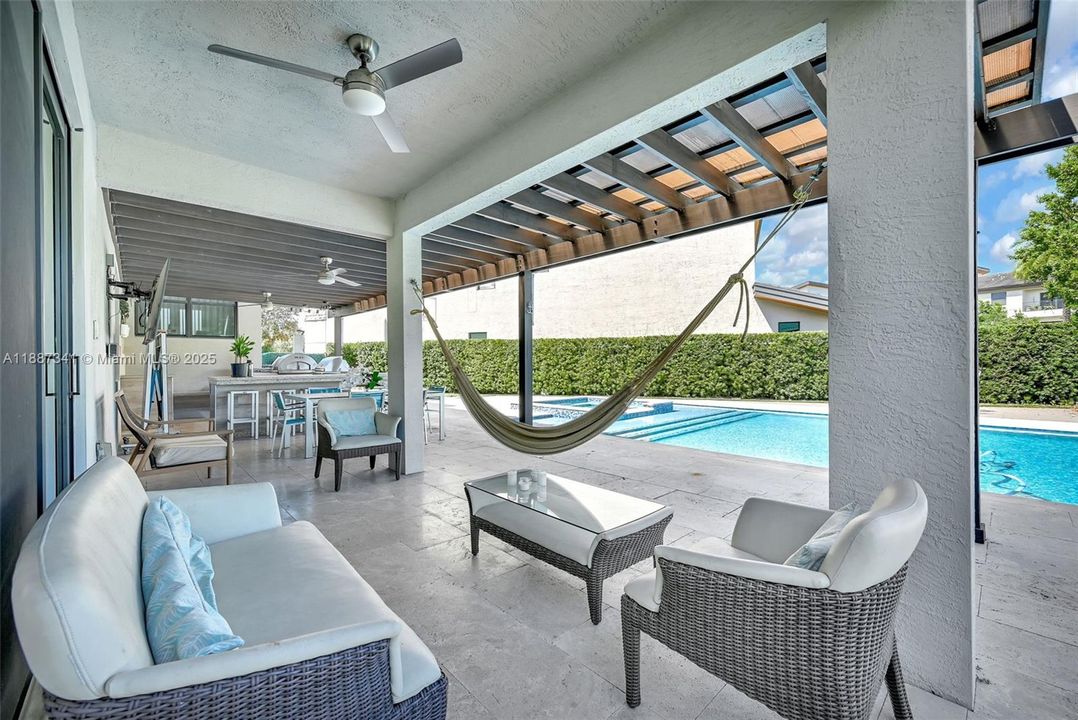 Под контрактом: $1,490,000 (4 спален, 3 ванн, 2920 Квадратных фут)