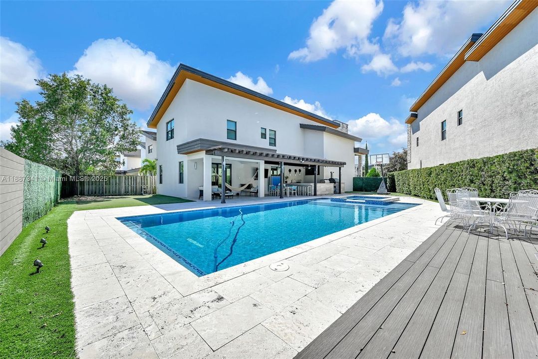 Под контрактом: $1,490,000 (4 спален, 3 ванн, 2920 Квадратных фут)