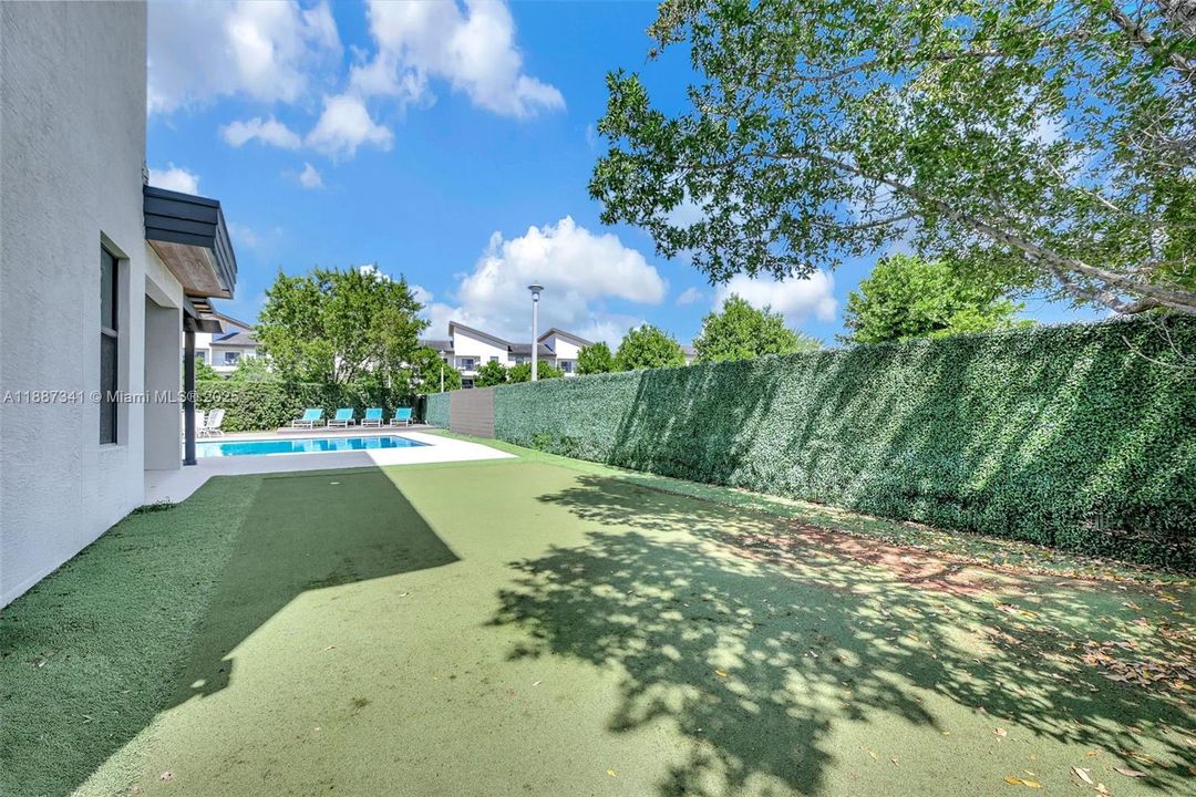 Под контрактом: $1,490,000 (4 спален, 3 ванн, 2920 Квадратных фут)