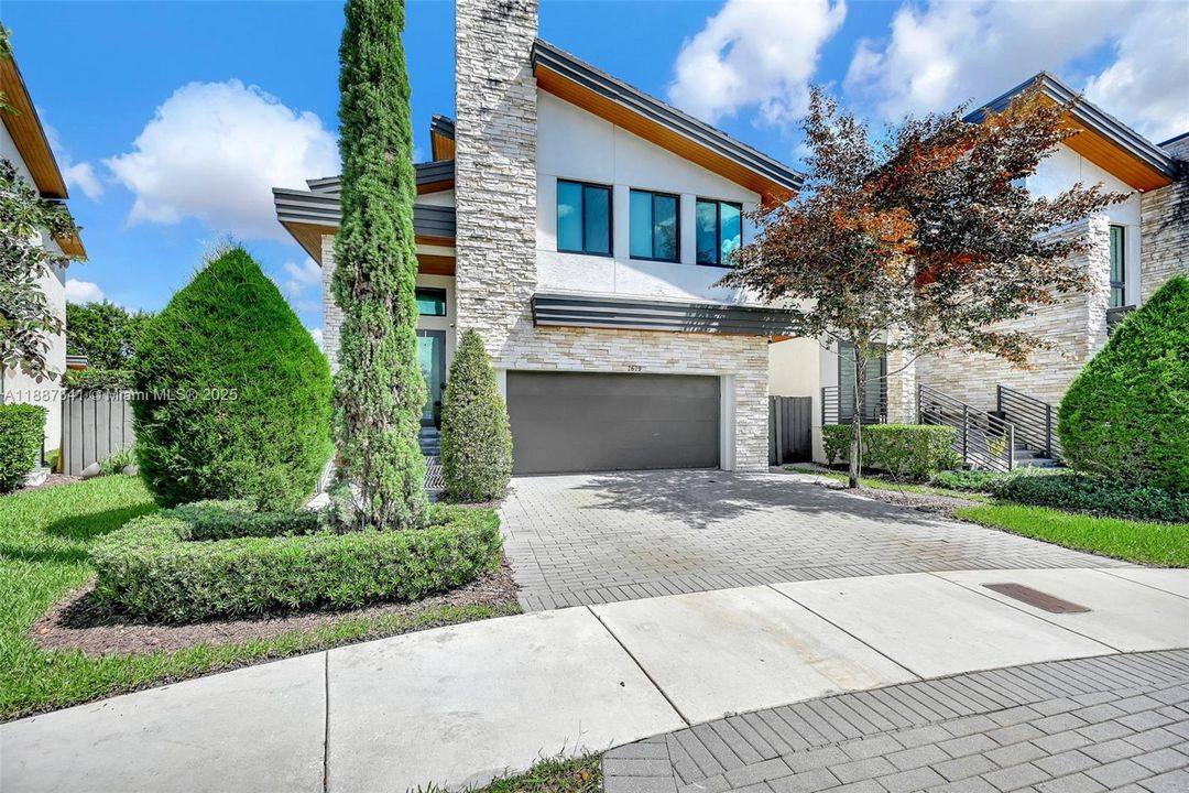 Под контрактом: $1,490,000 (4 спален, 3 ванн, 2920 Квадратных фут)