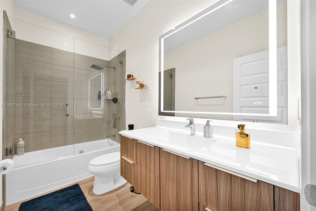 Под контрактом: $1,490,000 (4 спален, 3 ванн, 2920 Квадратных фут)