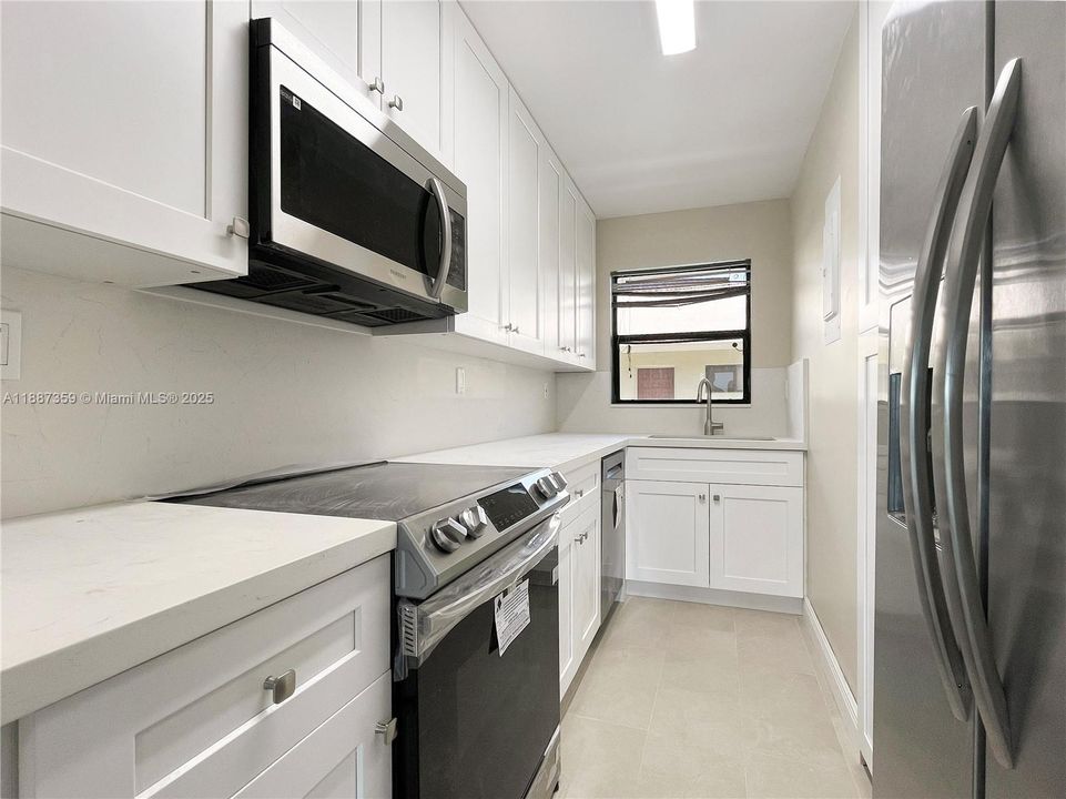 For Rent: $1,900 (2 beds, 1 baths, 860 Square Feet)