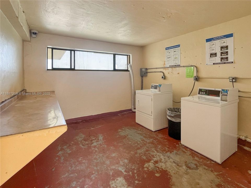 For Rent: $1,900 (2 beds, 1 baths, 860 Square Feet)