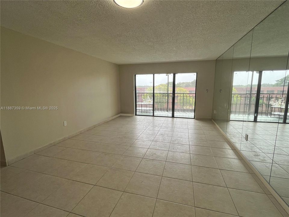 For Rent: $1,900 (2 beds, 1 baths, 860 Square Feet)