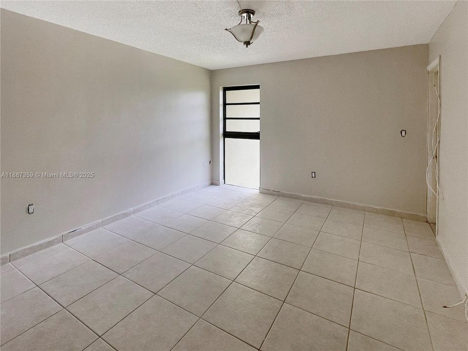 For Rent: $1,900 (2 beds, 1 baths, 860 Square Feet)
