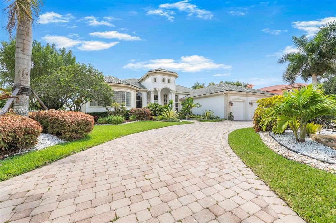 Active With Contract: $1,999,999 (5 beds, 5 baths, 4556 Square Feet)