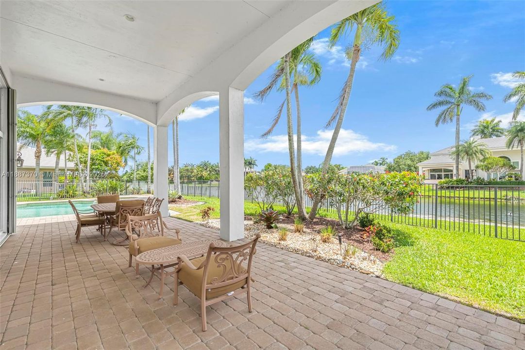 Active With Contract: $1,999,999 (5 beds, 5 baths, 4556 Square Feet)