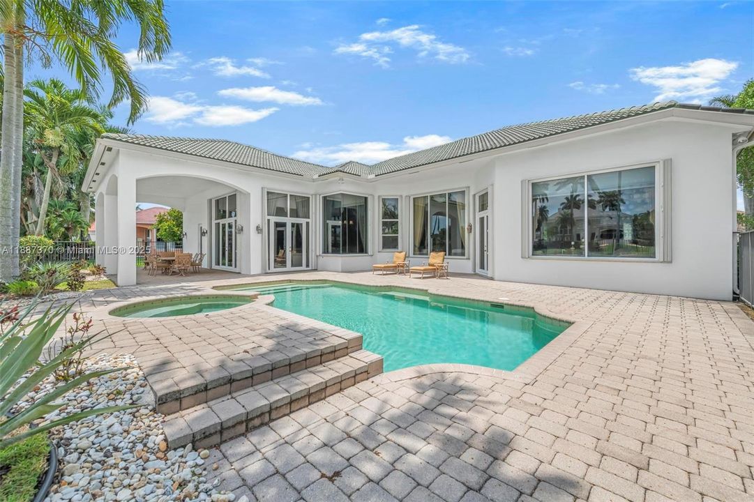 Active With Contract: $1,999,999 (5 beds, 5 baths, 4556 Square Feet)