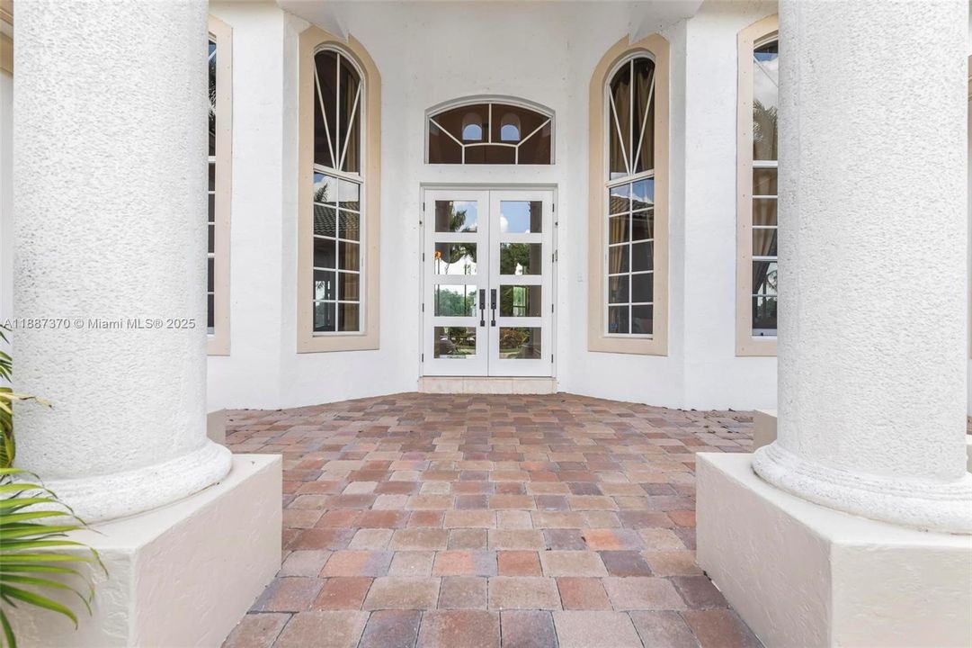 Active With Contract: $1,999,999 (5 beds, 5 baths, 4556 Square Feet)