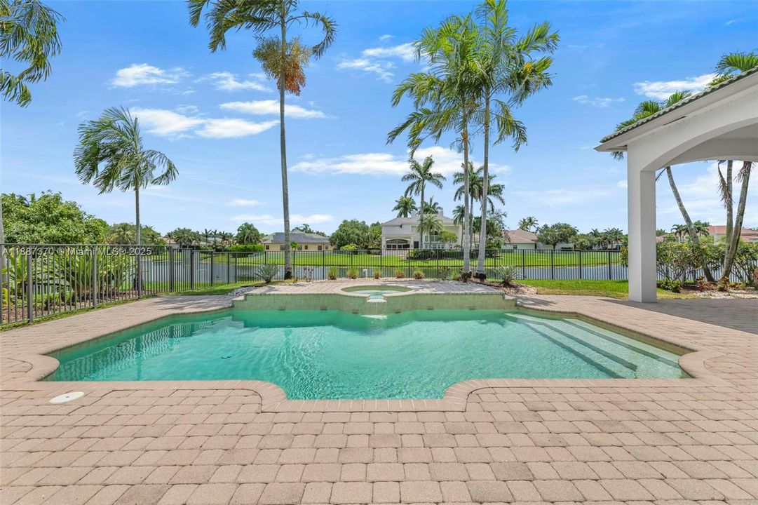 Active With Contract: $1,999,999 (5 beds, 5 baths, 4556 Square Feet)