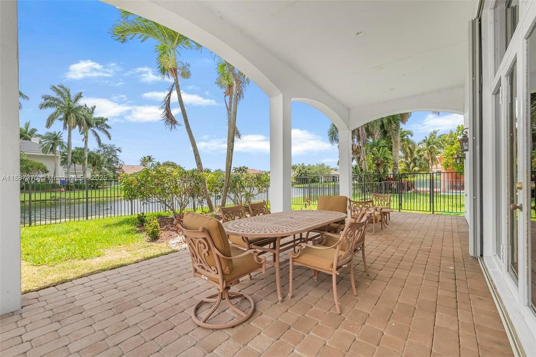 Active With Contract: $1,999,999 (5 beds, 5 baths, 4556 Square Feet)