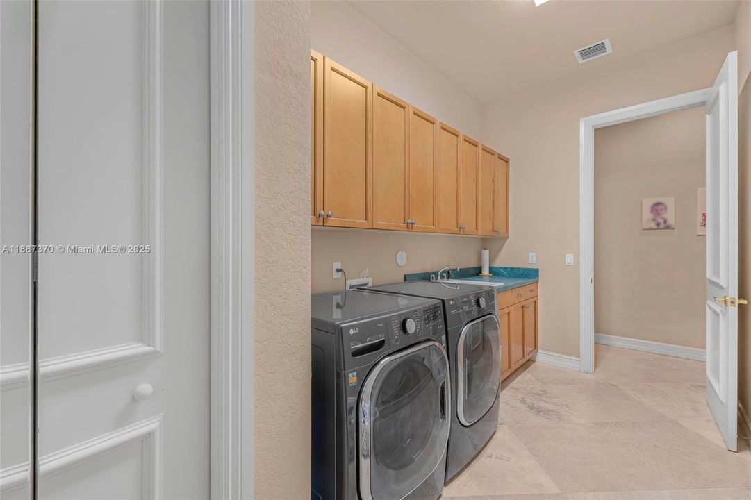 Active With Contract: $1,999,999 (5 beds, 5 baths, 4556 Square Feet)