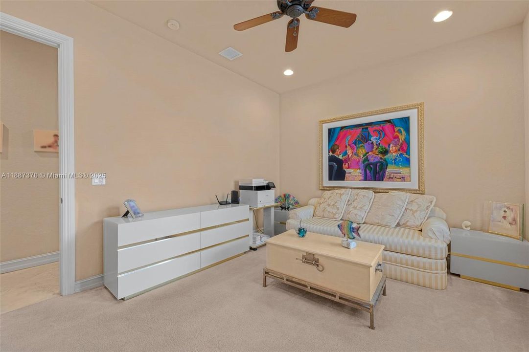 Active With Contract: $1,999,999 (5 beds, 5 baths, 4556 Square Feet)