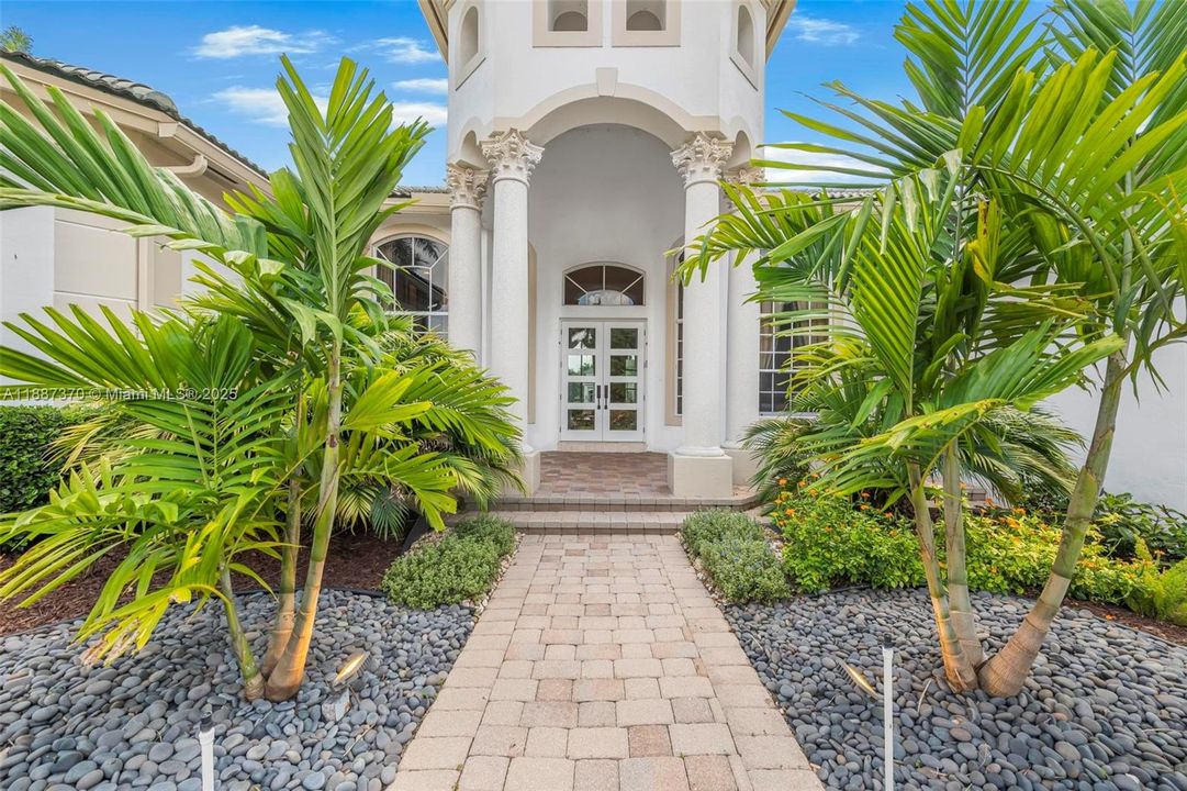 Active With Contract: $1,999,999 (5 beds, 5 baths, 4556 Square Feet)