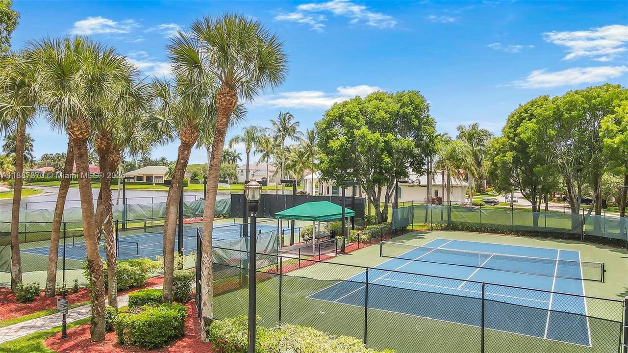 Active With Contract: $1,999,999 (5 beds, 5 baths, 4556 Square Feet)