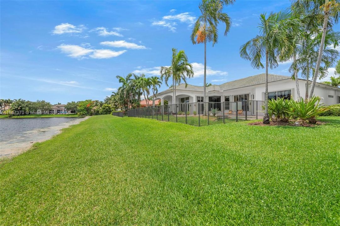 Active With Contract: $1,999,999 (5 beds, 5 baths, 4556 Square Feet)