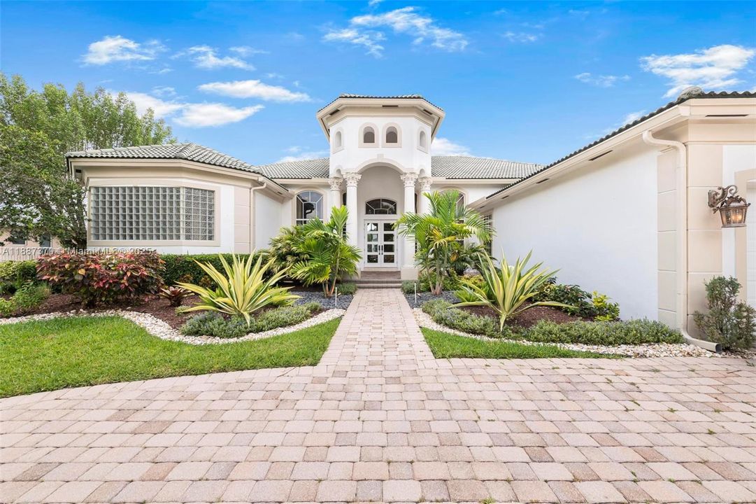 Active With Contract: $1,999,999 (5 beds, 5 baths, 4556 Square Feet)