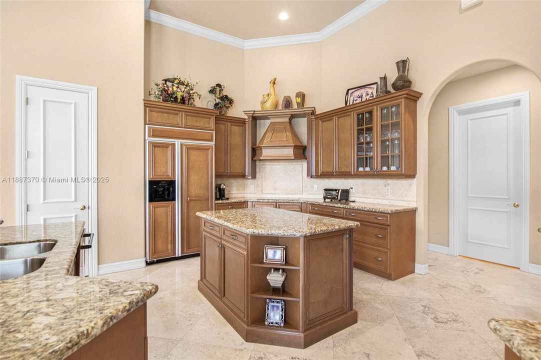 Active With Contract: $1,999,999 (5 beds, 5 baths, 4556 Square Feet)