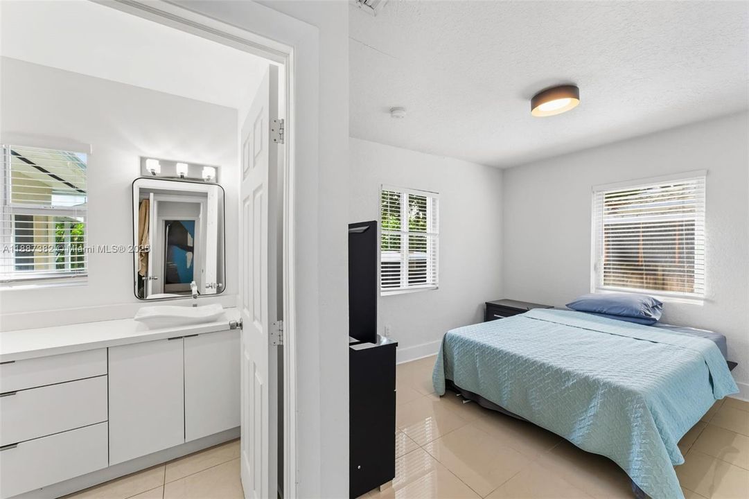 合同活跃: $5,450 (4 贝兹, 2 浴室, 1997 平方英尺)