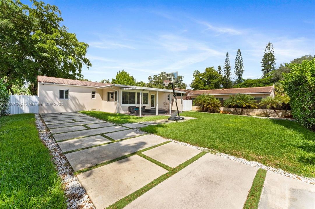 合同活跃: $5,450 (4 贝兹, 2 浴室, 1997 平方英尺)