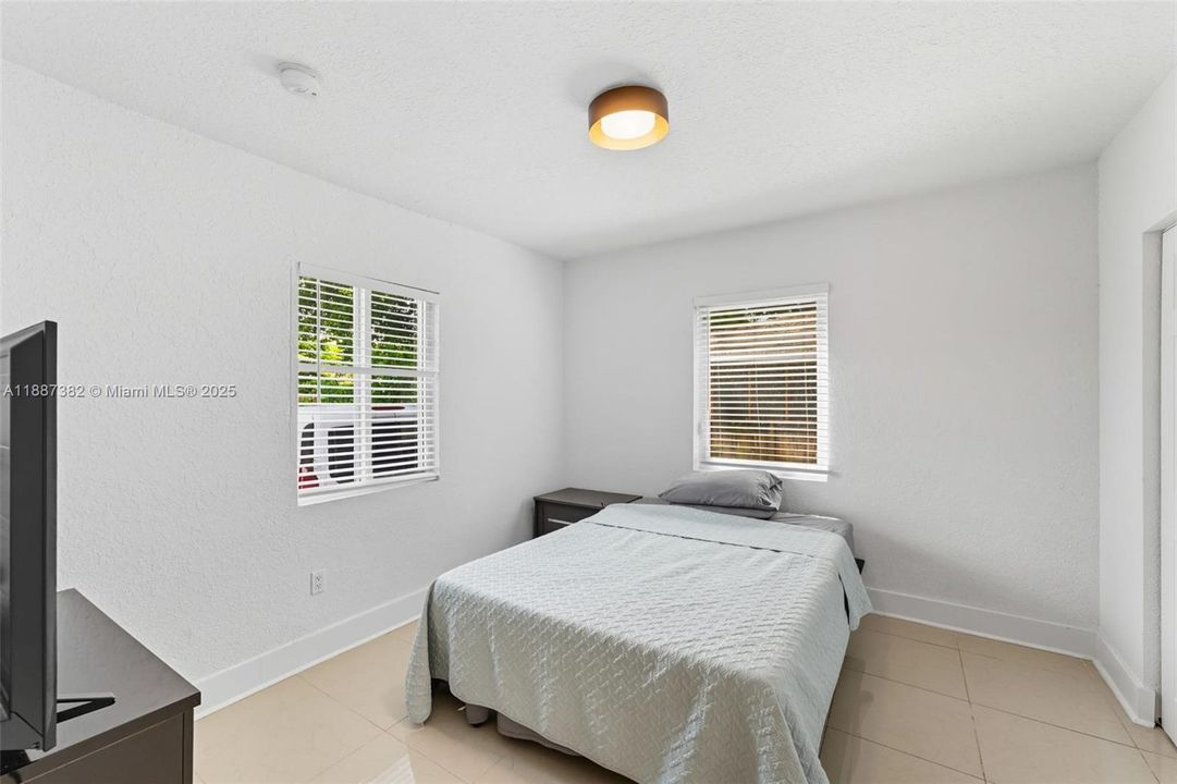 合同活跃: $5,450 (4 贝兹, 2 浴室, 1997 平方英尺)