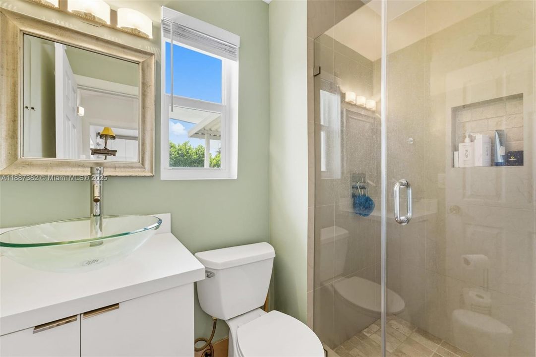 合同活跃: $5,450 (4 贝兹, 2 浴室, 1997 平方英尺)