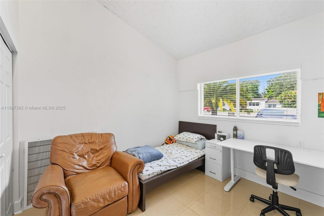 合同活跃: $5,450 (4 贝兹, 2 浴室, 1997 平方英尺)