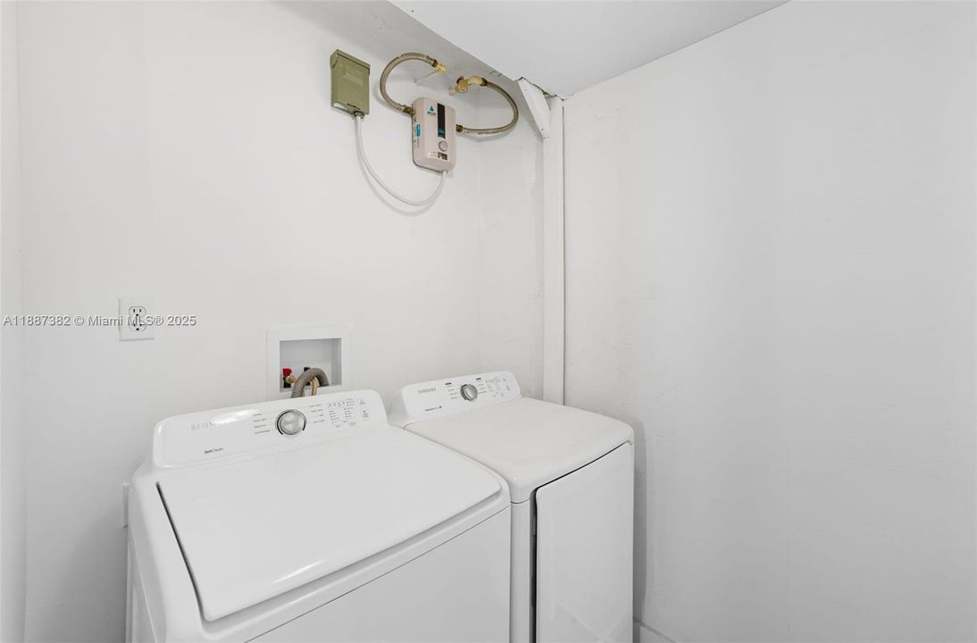 合同活跃: $5,450 (4 贝兹, 2 浴室, 1997 平方英尺)