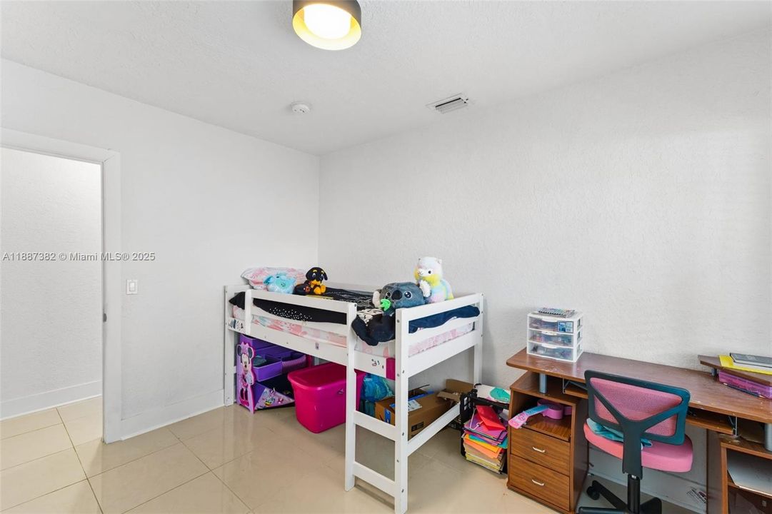 合同活跃: $5,450 (4 贝兹, 2 浴室, 1997 平方英尺)