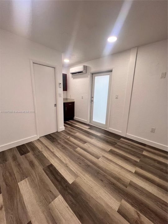 For Rent: $1,150 (1 beds, 1 baths, 1461 Square Feet)