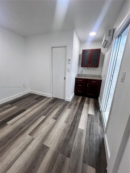 For Rent: $1,150 (1 beds, 1 baths, 1461 Square Feet)