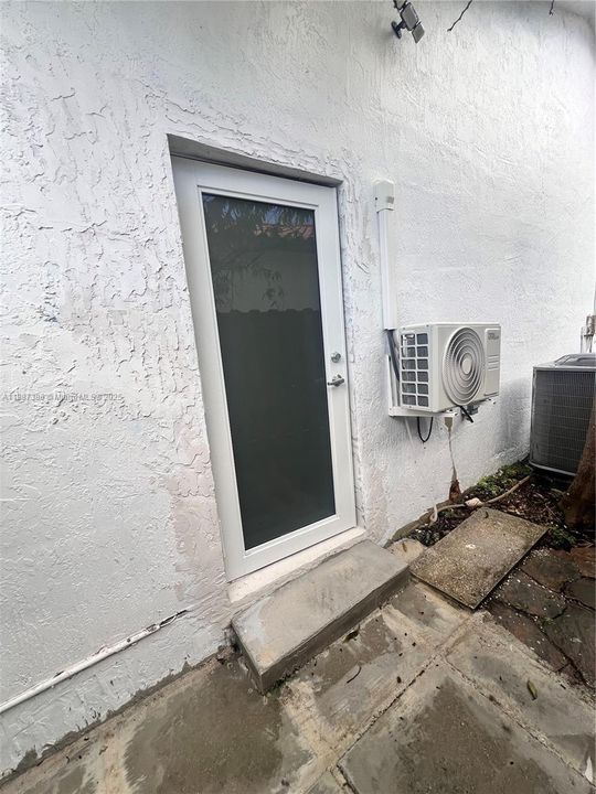 For Rent: $1,150 (1 beds, 1 baths, 1461 Square Feet)