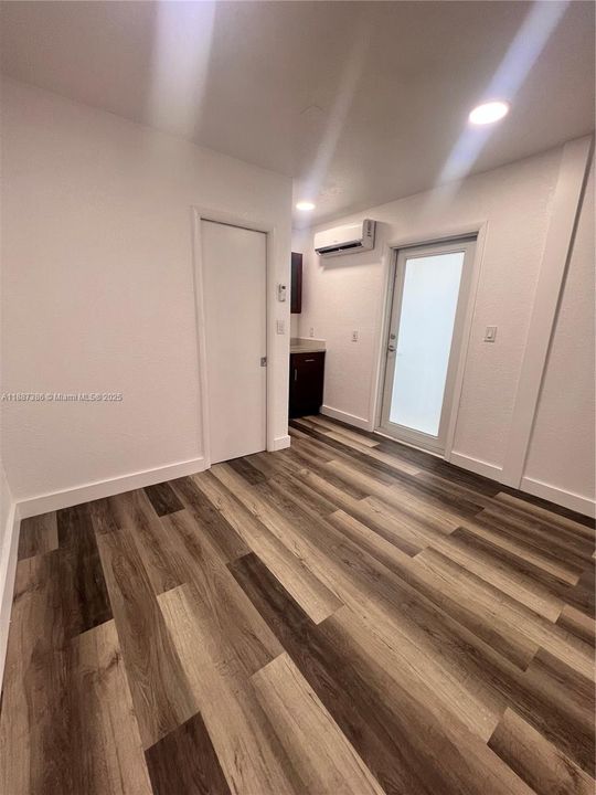 For Rent: $1,150 (1 beds, 1 baths, 1461 Square Feet)