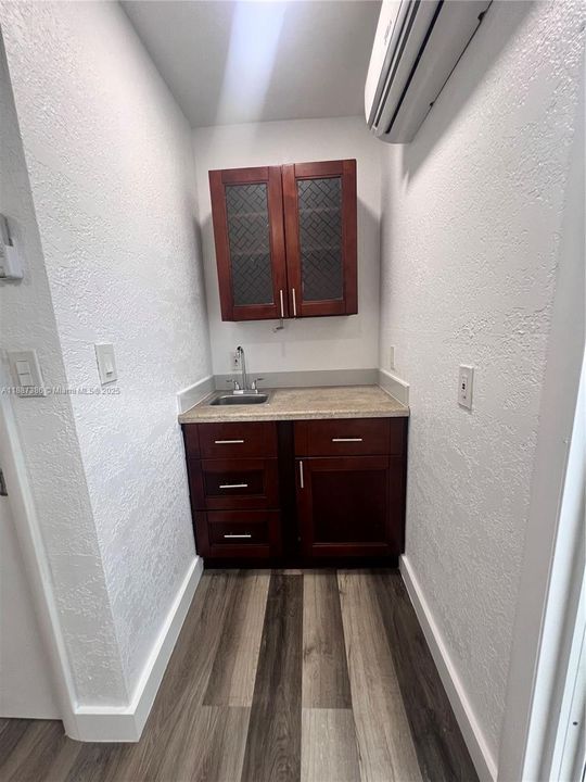 For Rent: $1,150 (1 beds, 1 baths, 1461 Square Feet)