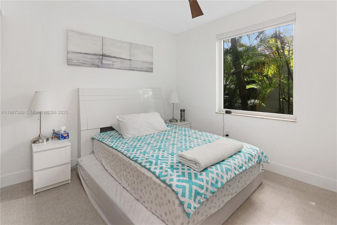 合同活跃: $7,000 (3 贝兹, 2 浴室, 2010 平方英尺)