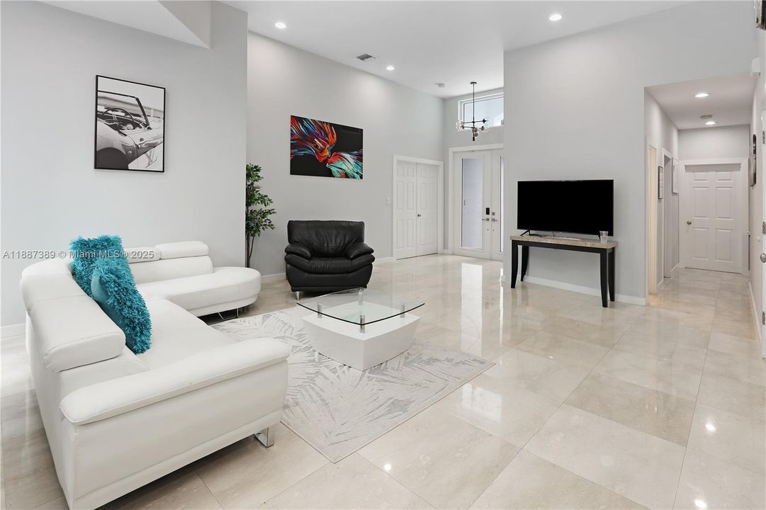 合同活跃: $7,000 (3 贝兹, 2 浴室, 2010 平方英尺)