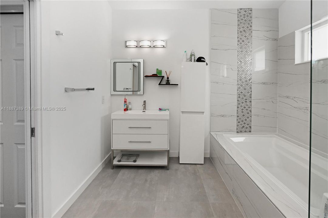 合同活跃: $7,000 (3 贝兹, 2 浴室, 2010 平方英尺)