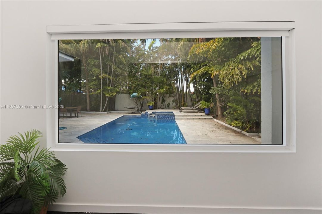 合同活跃: $7,000 (3 贝兹, 2 浴室, 2010 平方英尺)