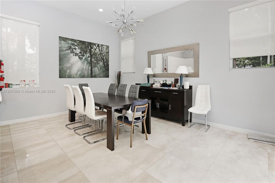 合同活跃: $7,000 (3 贝兹, 2 浴室, 2010 平方英尺)