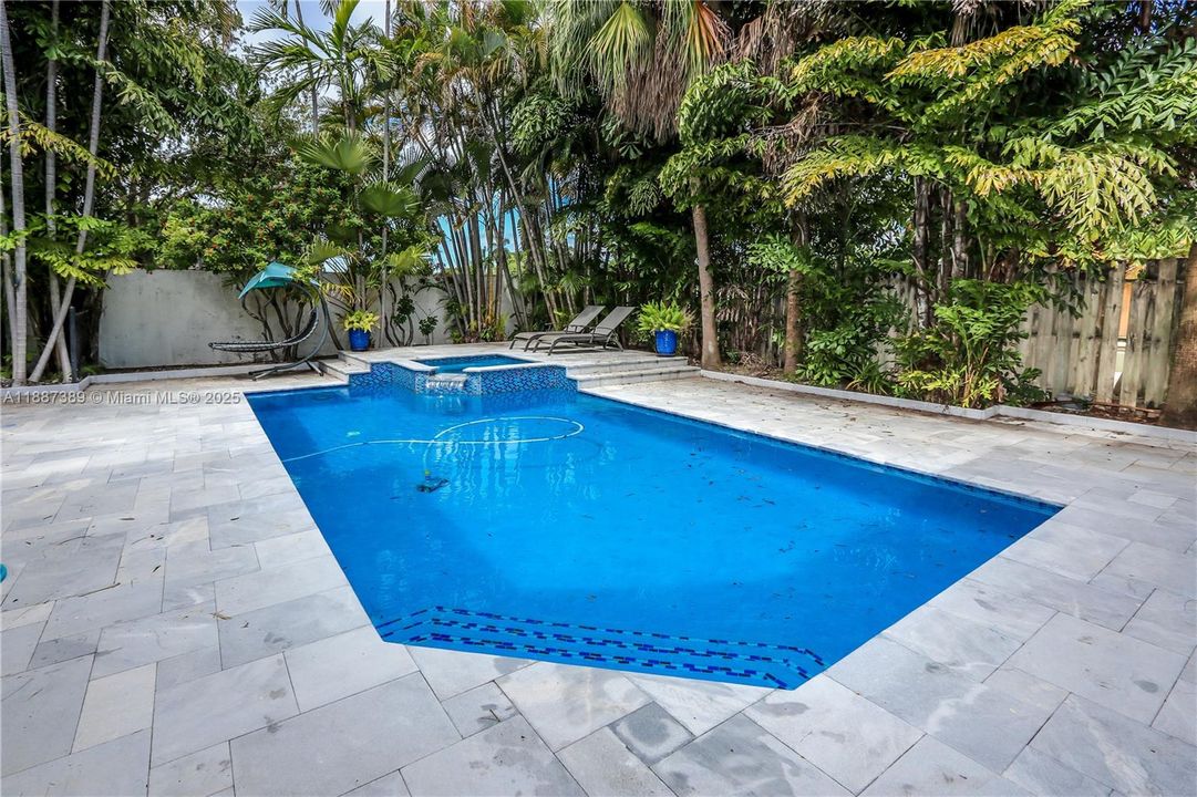 合同活跃: $7,000 (3 贝兹, 2 浴室, 2010 平方英尺)