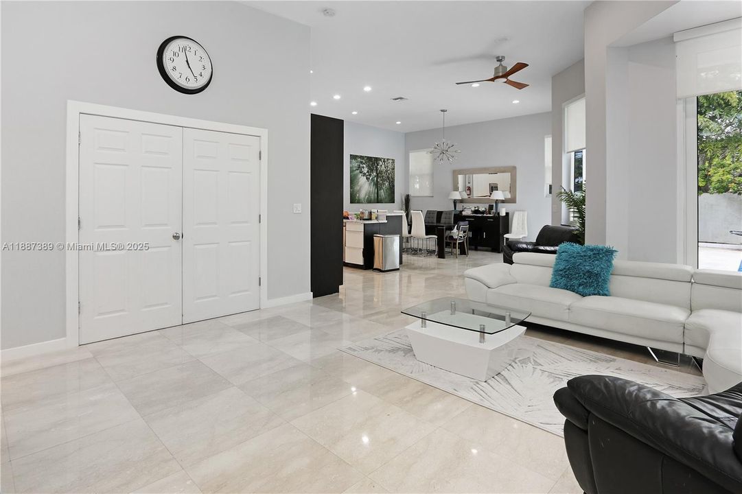 合同活跃: $7,000 (3 贝兹, 2 浴室, 2010 平方英尺)