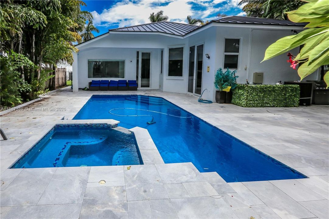 合同活跃: $7,000 (3 贝兹, 2 浴室, 2010 平方英尺)