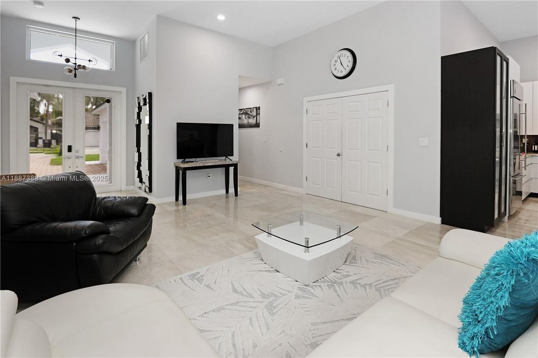 合同活跃: $7,000 (3 贝兹, 2 浴室, 2010 平方英尺)