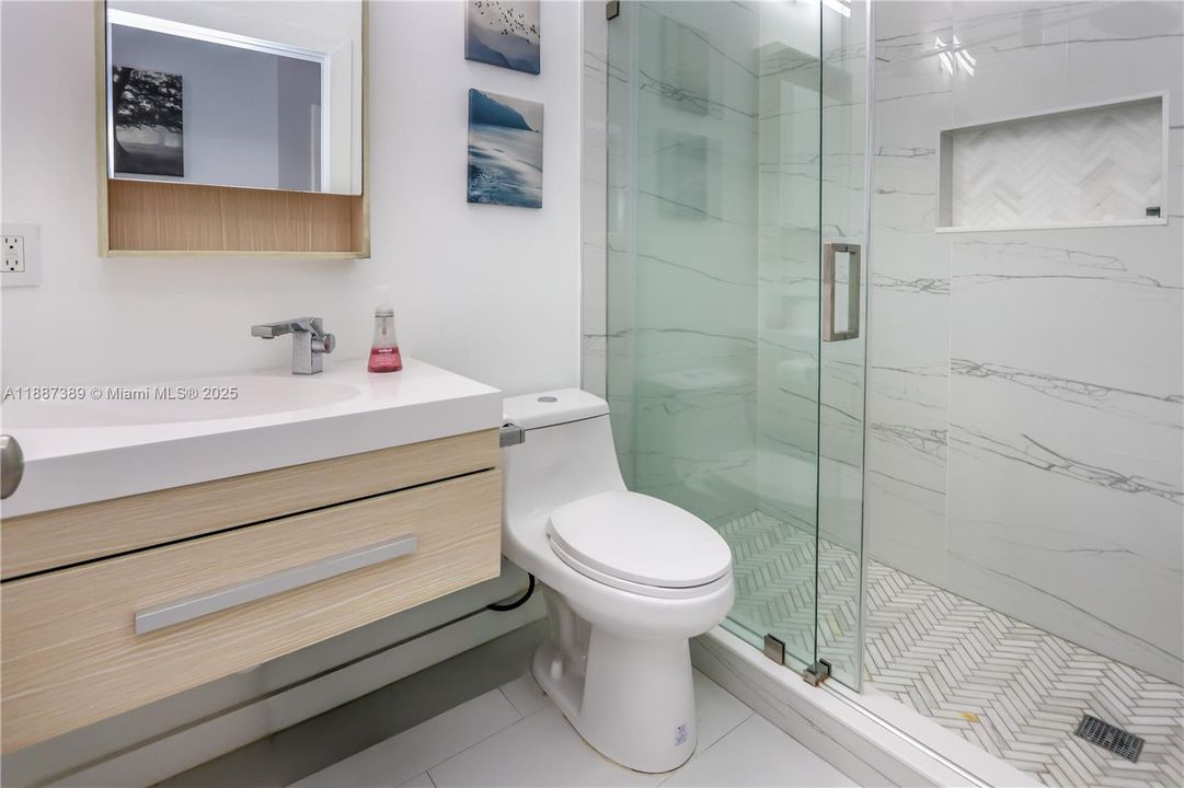 合同活跃: $7,000 (3 贝兹, 2 浴室, 2010 平方英尺)